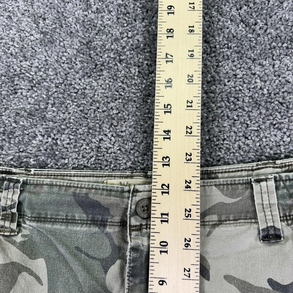 Wrangler Authentics Cargo Shorts Mens 40 Green Camo Distressed Pockets Outdoor